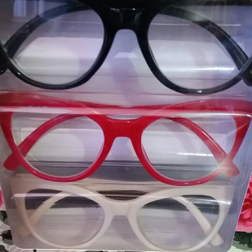 Betsey Johnson Readers  +250